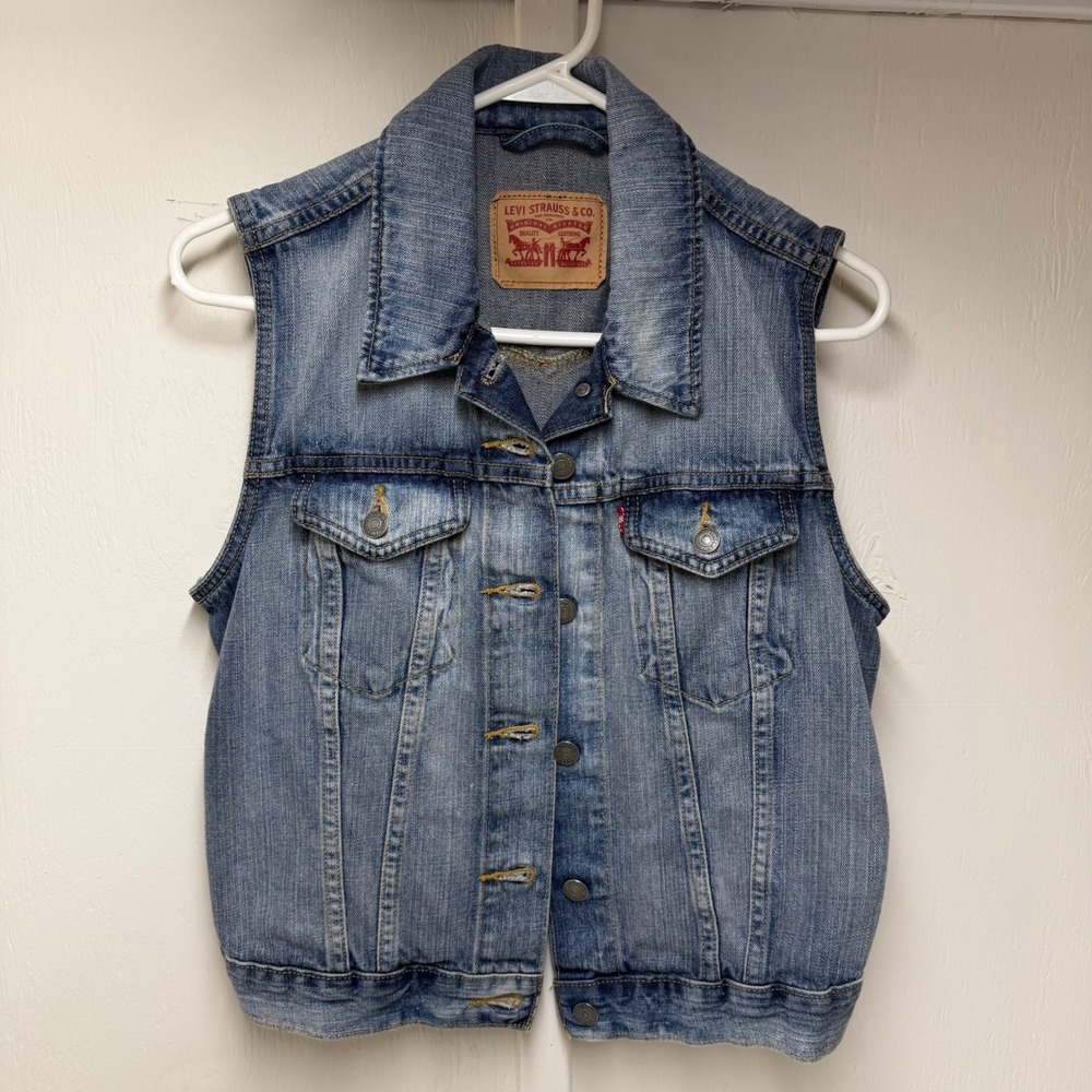 Levis Womens Medium Wash Denim Trucker Vest Size Large Sleeveless Jean Jacket